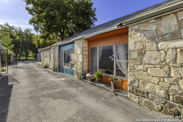 Listing photo id 40 for 922-926 Laredo St S