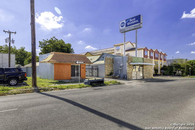 Listing photo id 42 for 922-926 Laredo St S