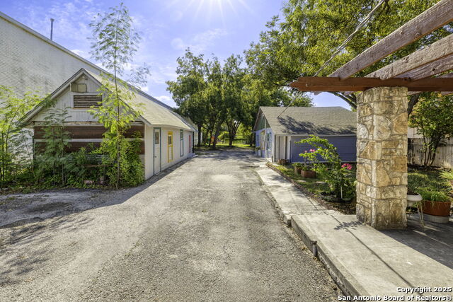 Listing photo id 43 for 922-926 Laredo St S