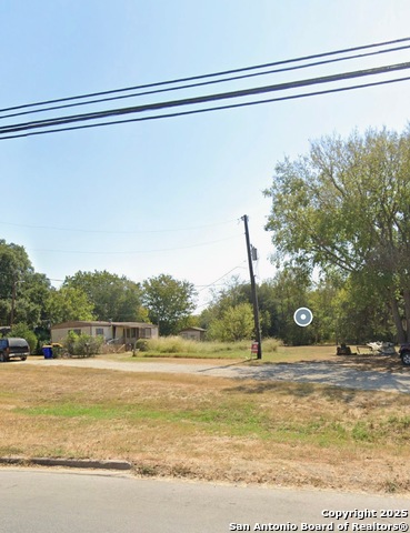 Listing photo id 3 for 1424 Saint Andrew