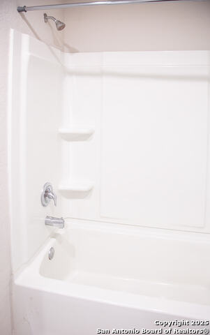Listing photo id 15 for 4518 Meadowland Pl