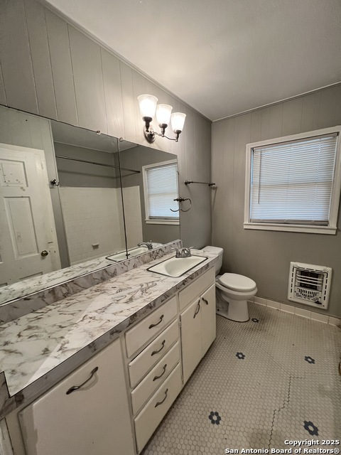 Listing photo id 10 for 816 Shadwell Dr