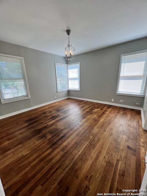 Listing photo id 13 for 816 Shadwell Dr