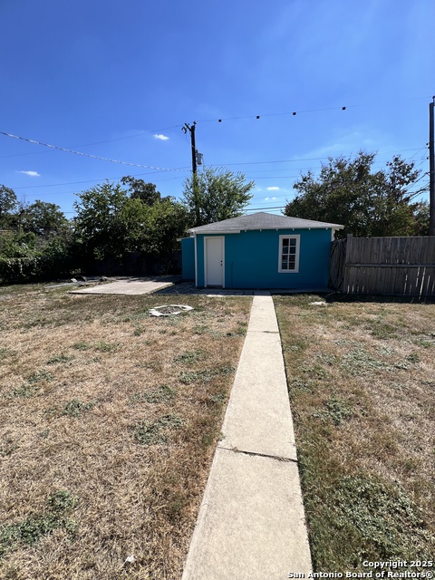 Listing photo id 20 for 816 Shadwell Dr