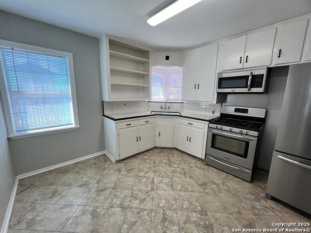 Listing photo id 4 for 816 Shadwell Dr