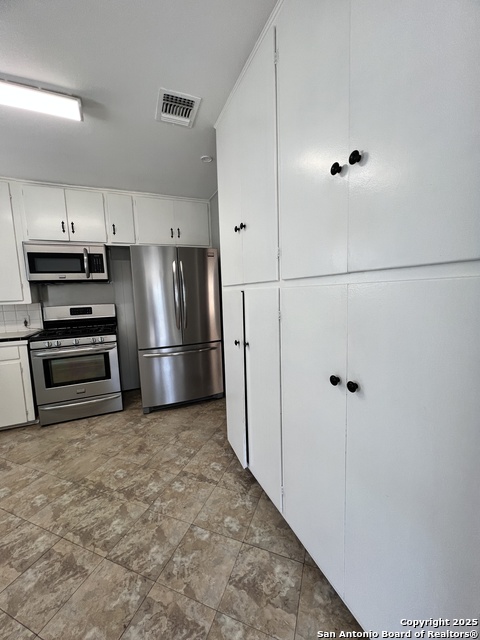 Listing photo id 5 for 816 Shadwell Dr
