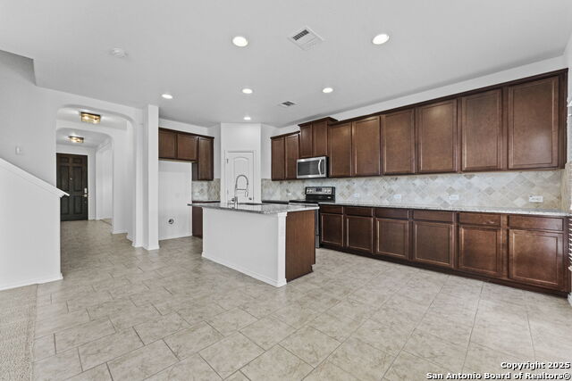 Listing photo id 5 for 10418 Queensland Way