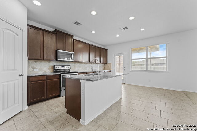 Listing photo id 6 for 10418 Queensland Way