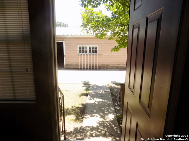 Image 18 of 20 For 636 Norwood W