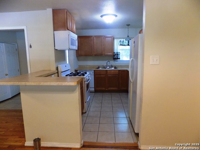 Image 5 of 20 For 636 Norwood W