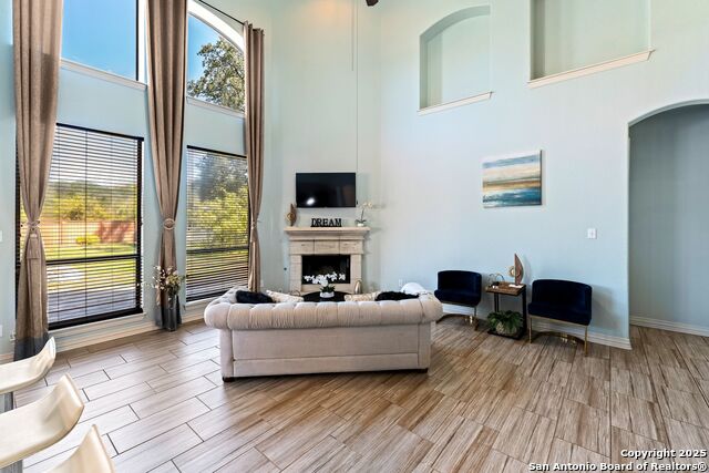 Image 2 of 37 For 11407 Massive Mt