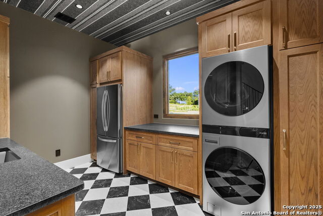 Listing photo id 31 for 24627 Cliff Line Dr