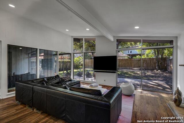 Image 10 of 25 For 318 Rosewood W