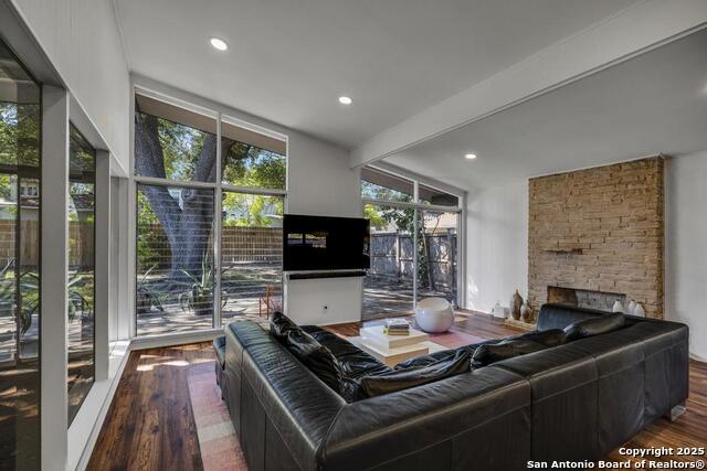 Image 7 of 25 For 318 Rosewood W