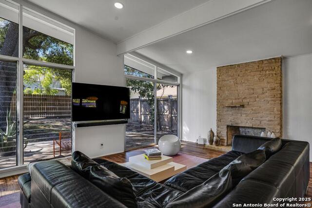 Image 8 of 25 For 318 Rosewood W