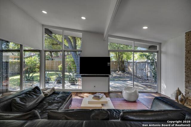 Image 9 of 25 For 318 Rosewood W