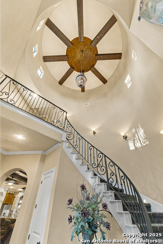 Listing photo id 5 for 324 Heavens Way