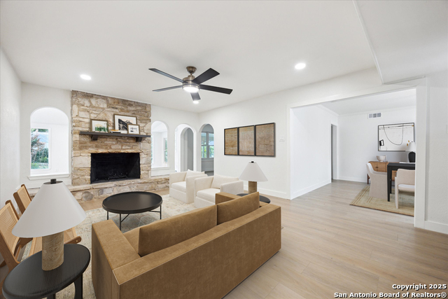 Listing photo id 1 for 206 Trafalgar