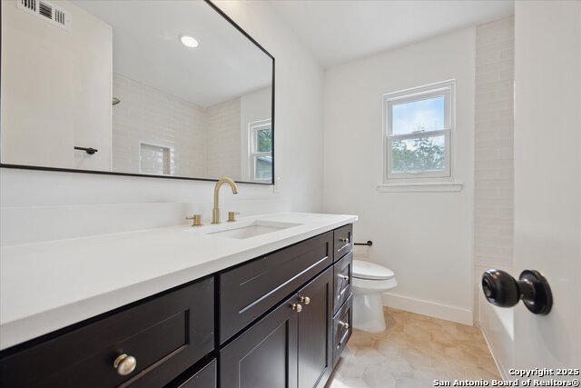 Listing photo id 33 for 206 Trafalgar