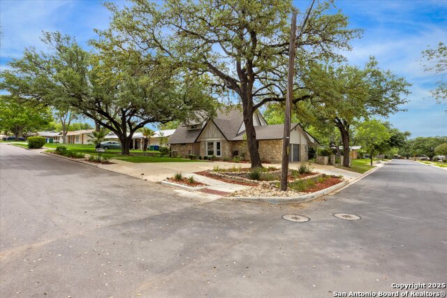 Listing photo id 42 for 206 Trafalgar