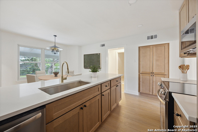 Listing photo id 3 for 206 Trafalgar