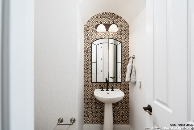 Image 25 of 46 For 24806 Ellesmere