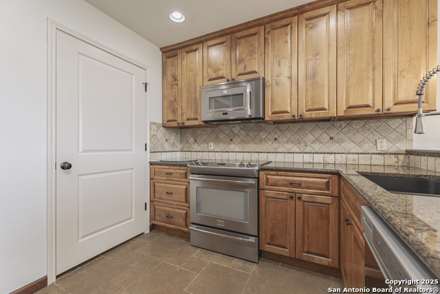 Image 12 of 42 For 105 Tapatio Dr E 105