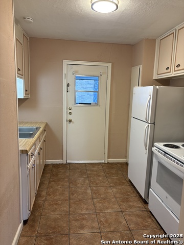 Image 10 of 23 For 210 Lullwood Ave E 208