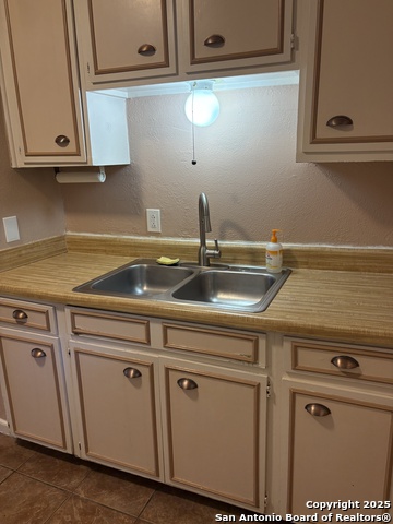 Image 11 of 23 For 210 Lullwood Ave E 208