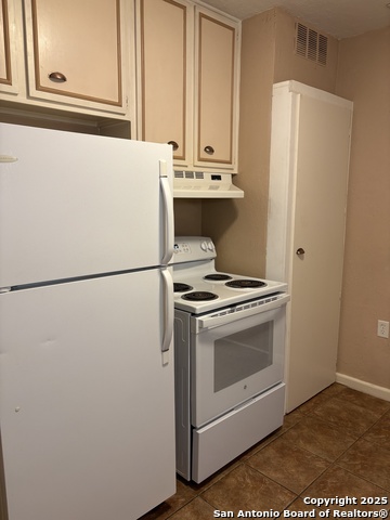 Image 12 of 23 For 210 Lullwood Ave E 208