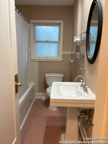 Image 17 of 23 For 210 Lullwood Ave E 208