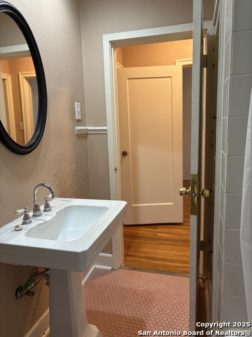 Image 18 of 23 For 210 Lullwood Ave E 208