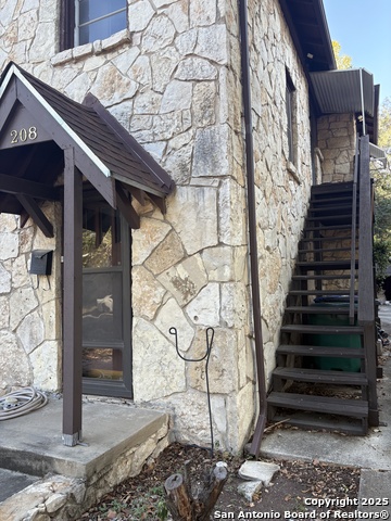 Image 4 of 23 For 210 Lullwood Ave E 208