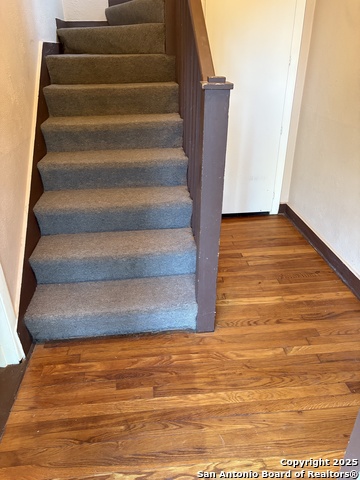 Image 5 of 23 For 210 Lullwood Ave E 208