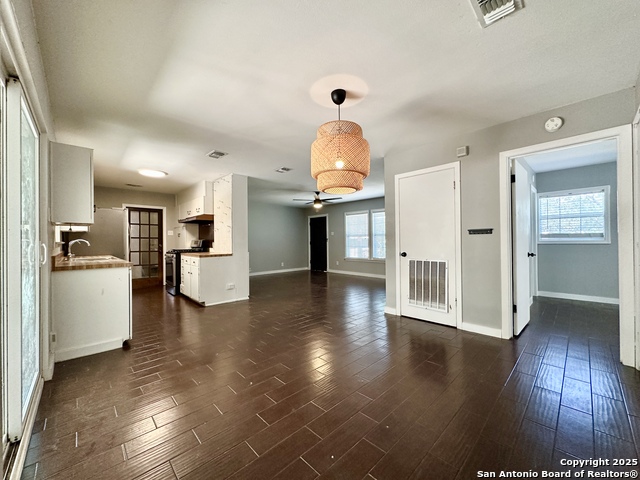 Image 3 of 13 For 2902 Shady Springs Dr
