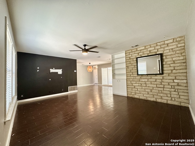 Image 4 of 13 For 2902 Shady Springs Dr