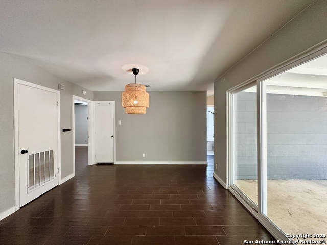 Image 5 of 13 For 2902 Shady Springs Dr