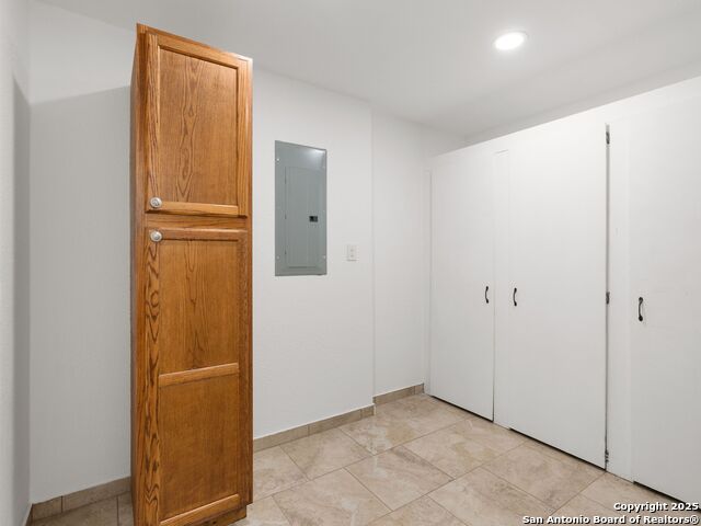 Image 13 of 26 For 1026 Oaklawn Street W