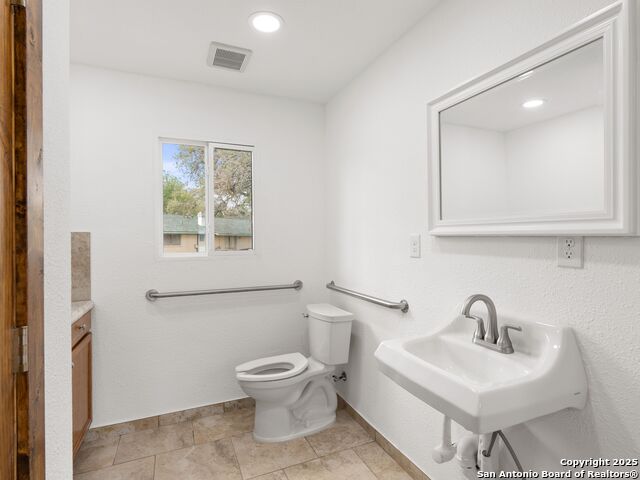 Image 16 of 26 For 1026 Oaklawn Street W