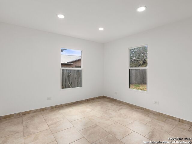 Image 17 of 26 For 1026 Oaklawn Street W