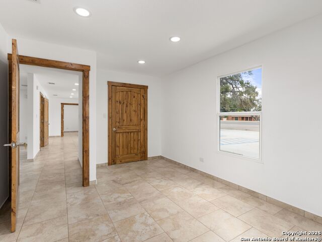 Image 21 of 26 For 1026 Oaklawn Street W