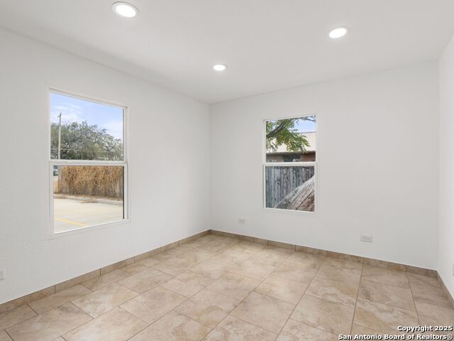 Image 23 of 26 For 1026 Oaklawn Street W