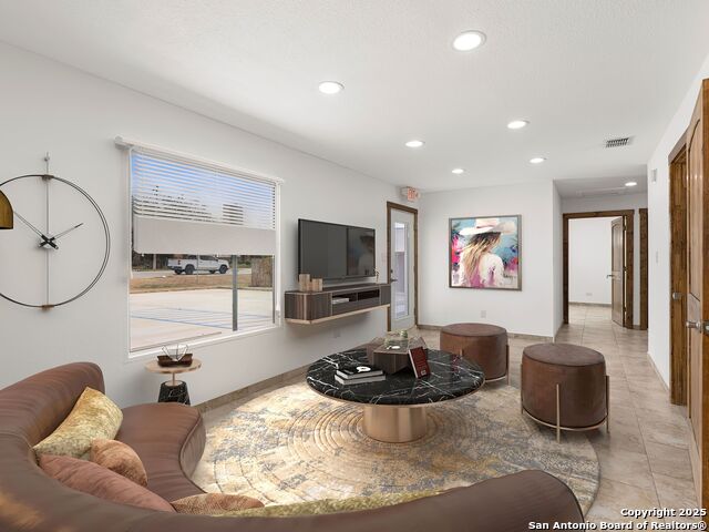 Image 3 of 26 For 1026 Oaklawn Street W