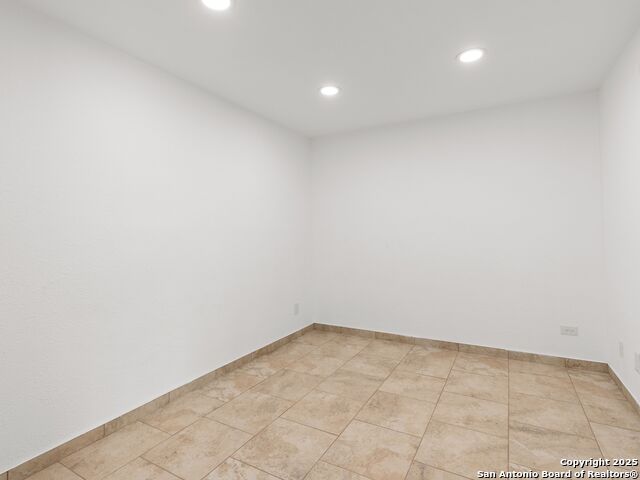 Image 6 of 26 For 1026 Oaklawn Street W