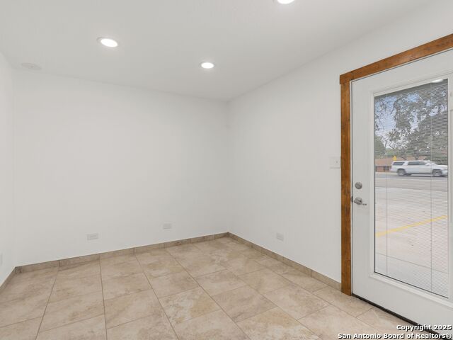 Image 9 of 26 For 1026 Oaklawn Street W