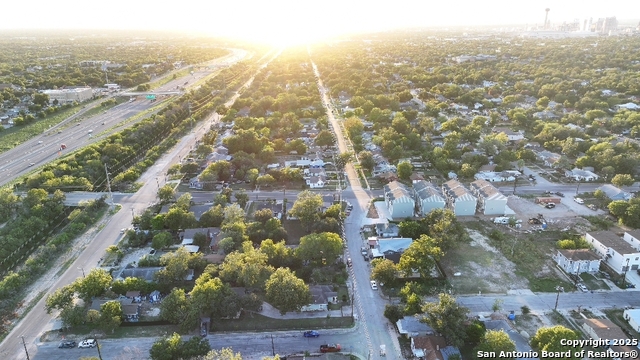 Listing photo id 10 for 1318 Essex