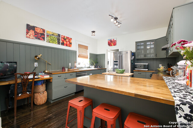 Image 17 of 39 For 636 Hollywood Ave. W