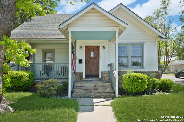 Image 2 of 39 For 636 Hollywood Ave. W