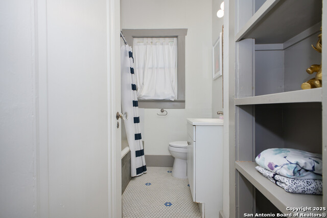 Image 22 of 39 For 636 Hollywood Ave. W