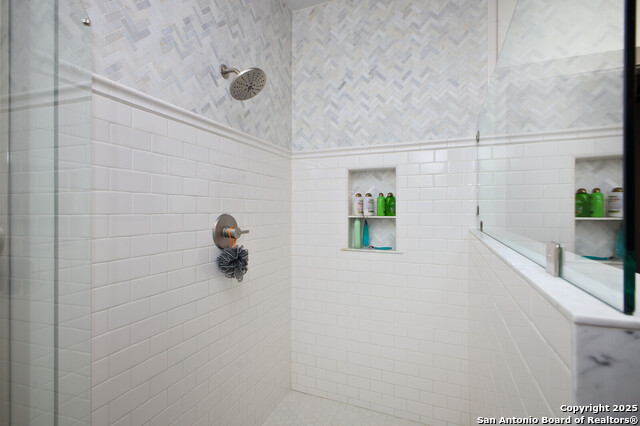 Image 27 of 39 For 636 Hollywood Ave. W